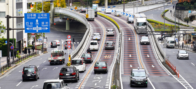 Bilar på motorvägen i Japan