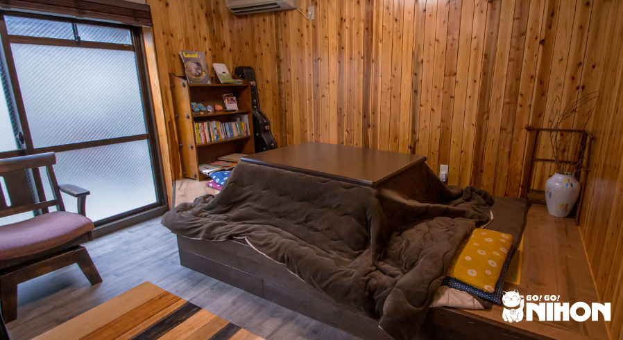 Un kotatsu marrón en un living japones.