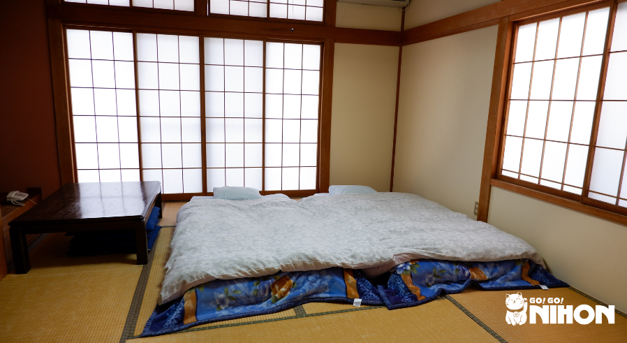 Doble futón en una habitación japonesa.