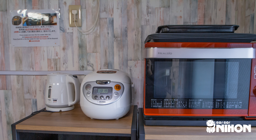 Una arrocera y un horno microondas en una cocina japonesa.