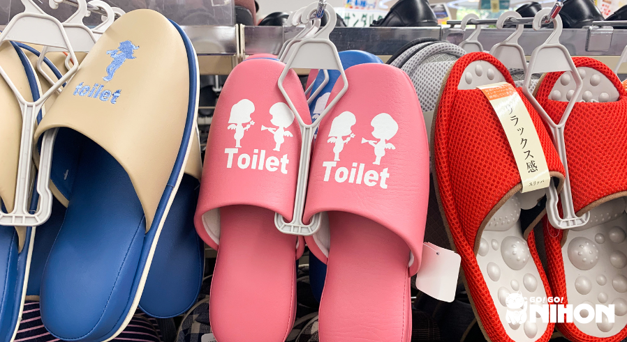 Una fila de zapatillas de bano en una tienda