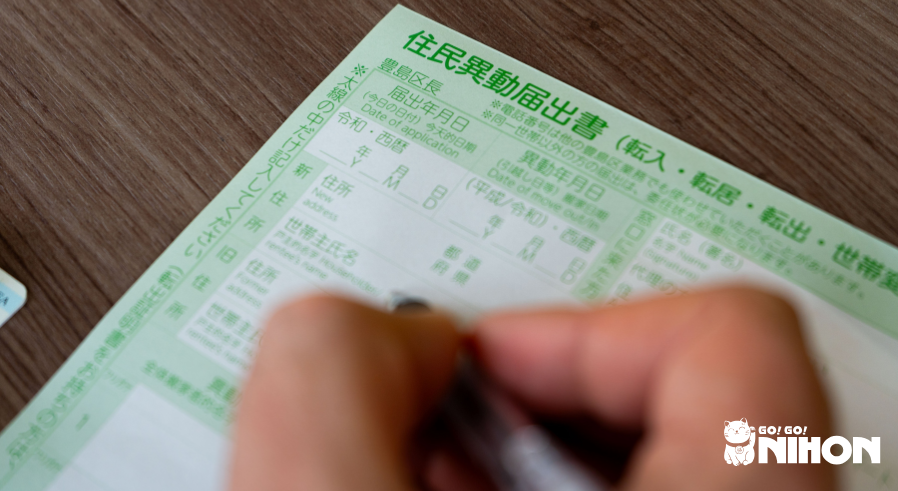 persona que rellena un formulario para cambiar de domicilio