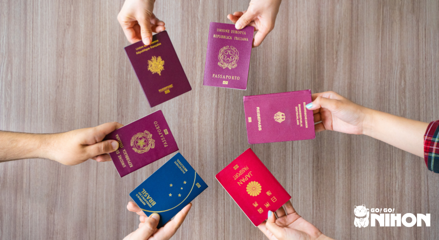 Immagine di sei passaporti diversi disposti in cerchio
