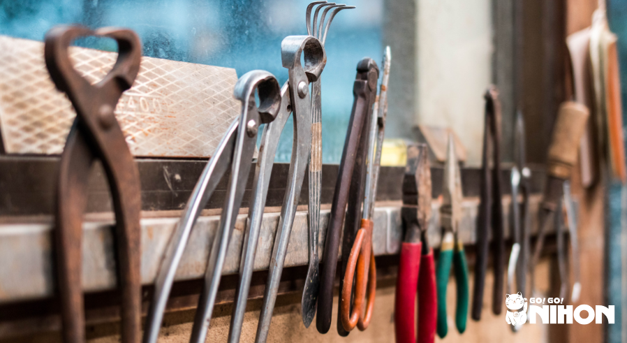 Immagine di vari strumenti in esposizione
