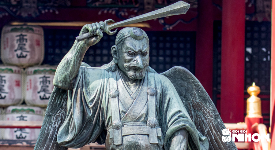 Bronsskulptur av en tengu.