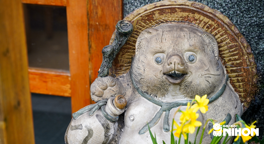Staty av en tanuki.
