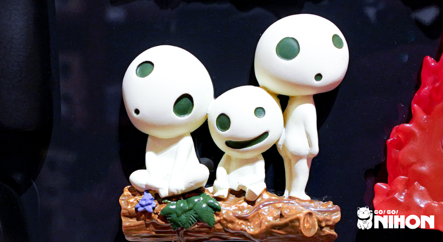 Tre små kodama-figurer.