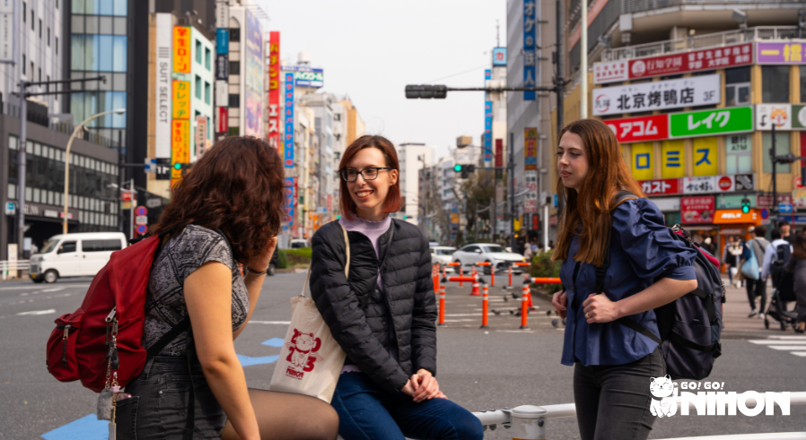 Drei Schüler aus einer japanischen Sprachschule, die in Takadanobaba zusammen sitzen und sich unterhalten