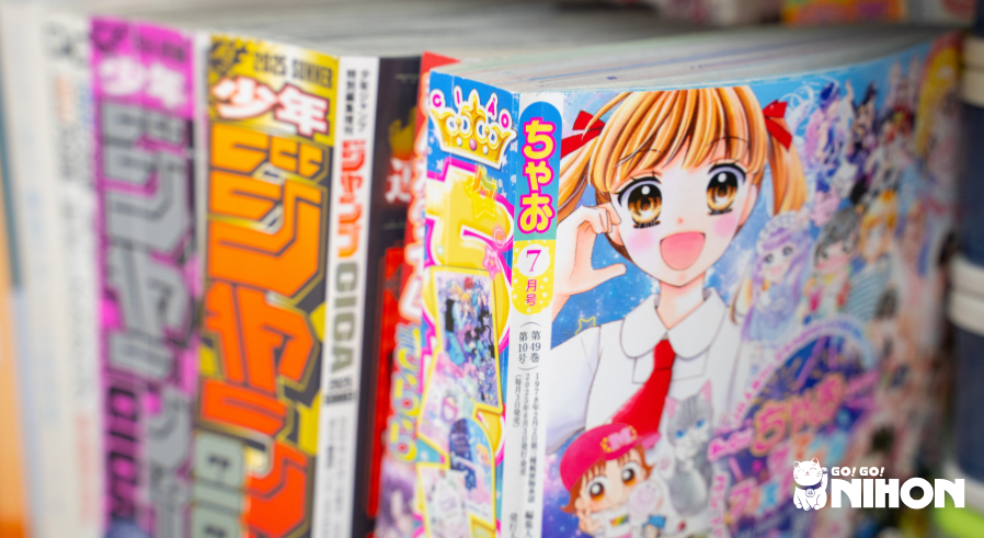 Manga-Bücher auf Japanisch in einem Bücherregal