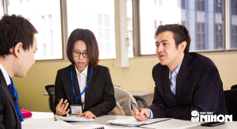 Vivir en Japón a largo plazo. Estudiantes comentando la lección en el aula.