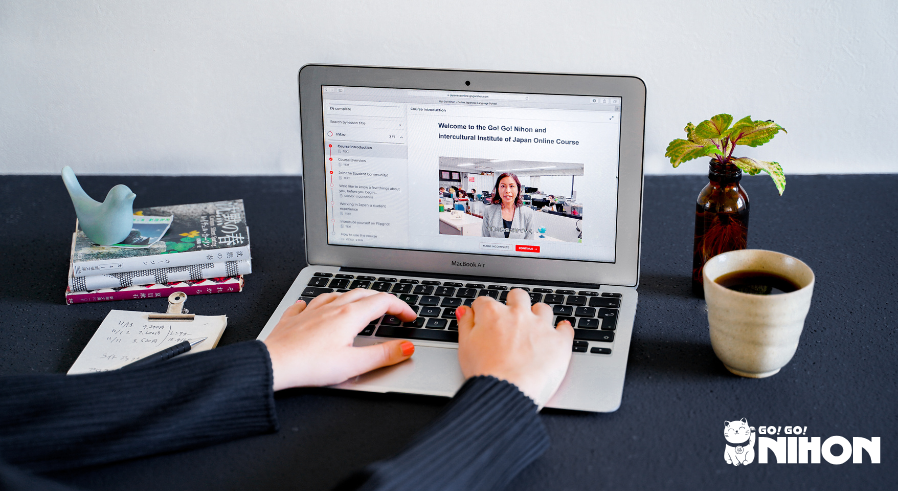 Persona al laptop con lo schermo che mostra il corso online di giapponese Business dell'Intercultural Institute
