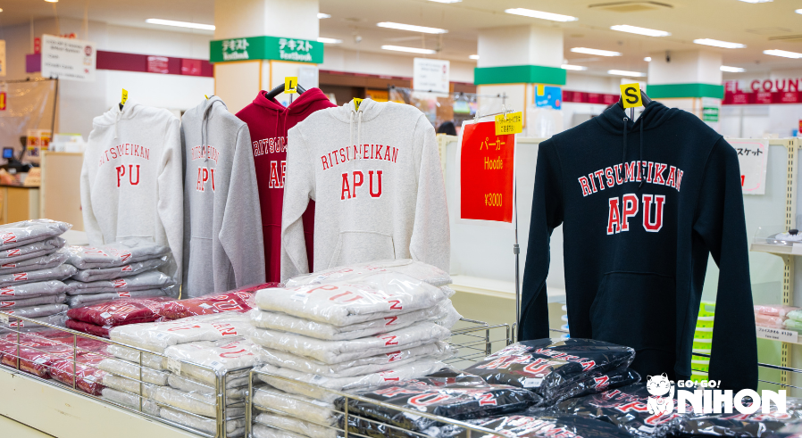 Sweat-shirts aux couleurs de l’université Ritsumeikan Asia Pacific en vente à la boutique du campus
