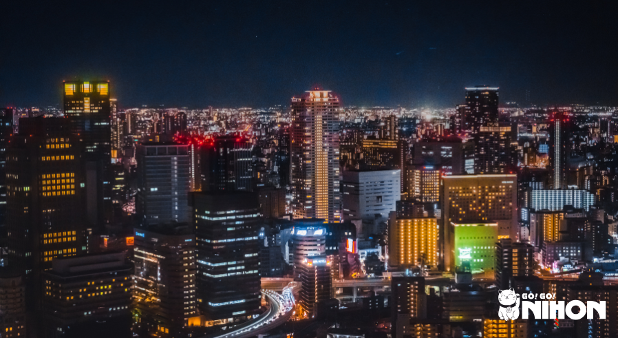 Uma vista noturna de uma grande cidade japonesa