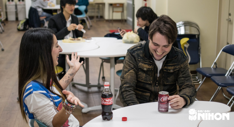 étudiants discutant en classe