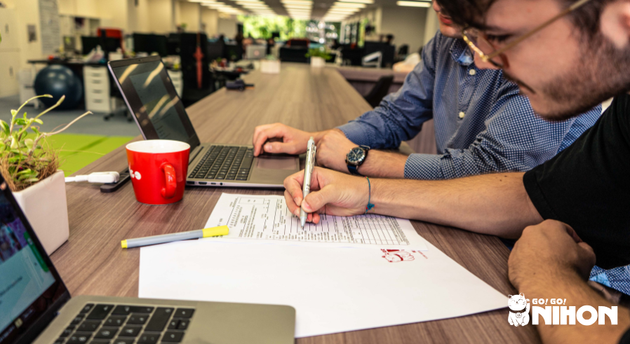 Studenti che compilano moduli d'iscrizione per andare a vivere in Giappone