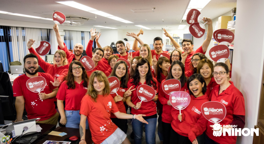 Eine Gruppe von Go! Go! Nihon-Mitarbeitern im Büro