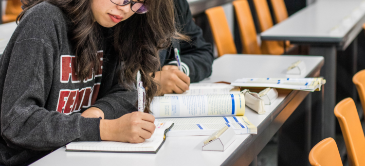 Bild på japanska studenter som studerar i klassrummet