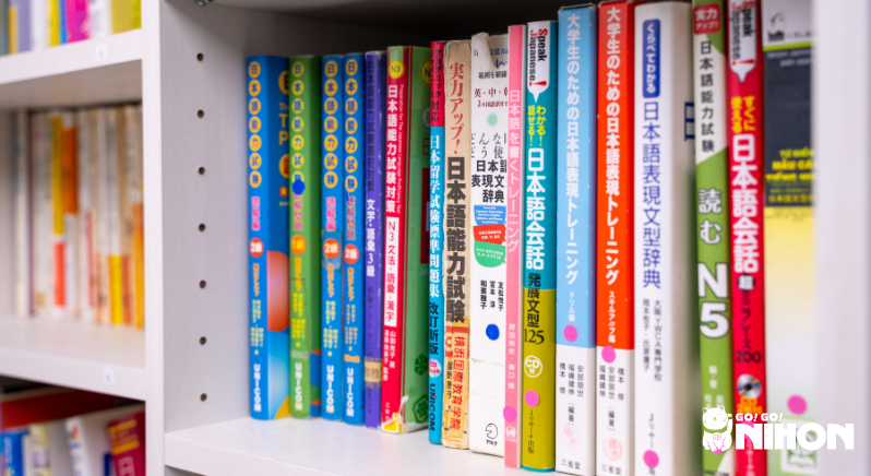 Photo d'une étagère avec des livres d'étude de la langue japonaise