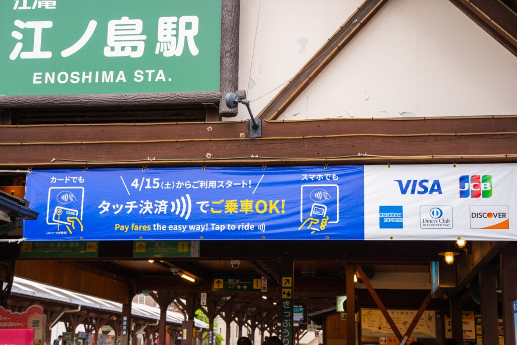 Insegna alla stazione di Enoshima su come usare le carte IC ricaricabili in Giappone
