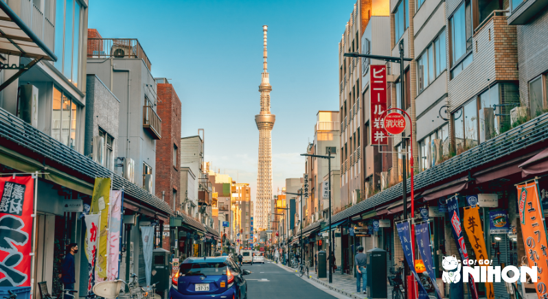 Gatuvy av Tokyo Skytree med omgivande butiker
