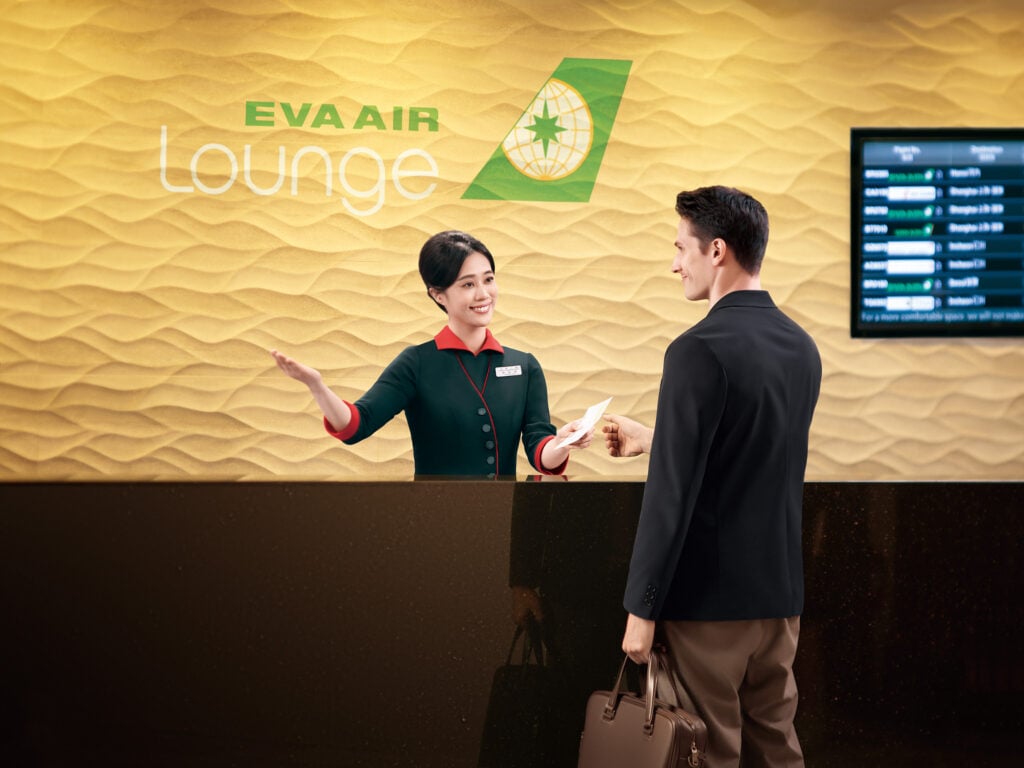Immagine dello staff di EVA Air Lounge in aeroporto.