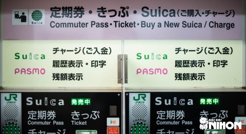 Tarjeta IC, billete y abono de transporte en un letrero en la estación de tren en Japón.