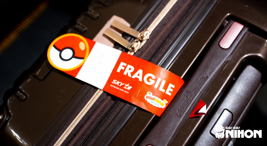 valigia nera con Pokemon tag