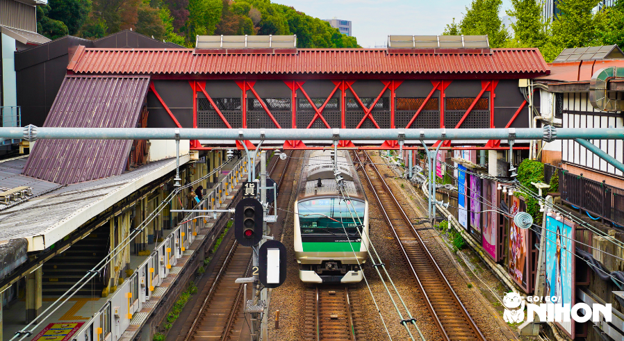 saikyo line train tracks in tokyo