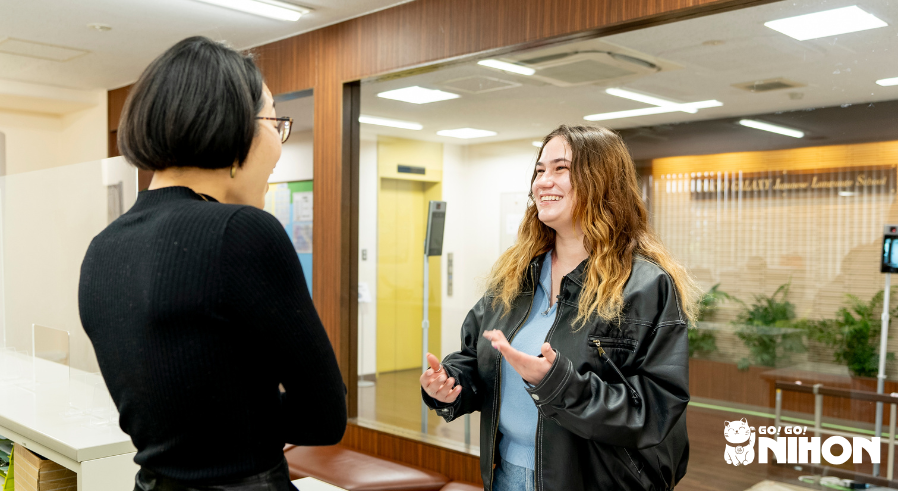two people having a conversation in Japanese