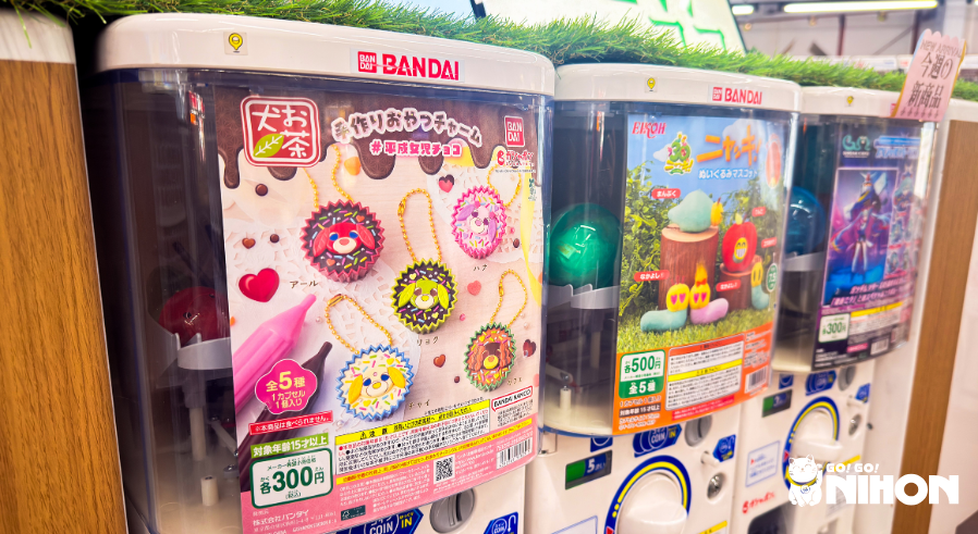 Gachapon machine with deco choco