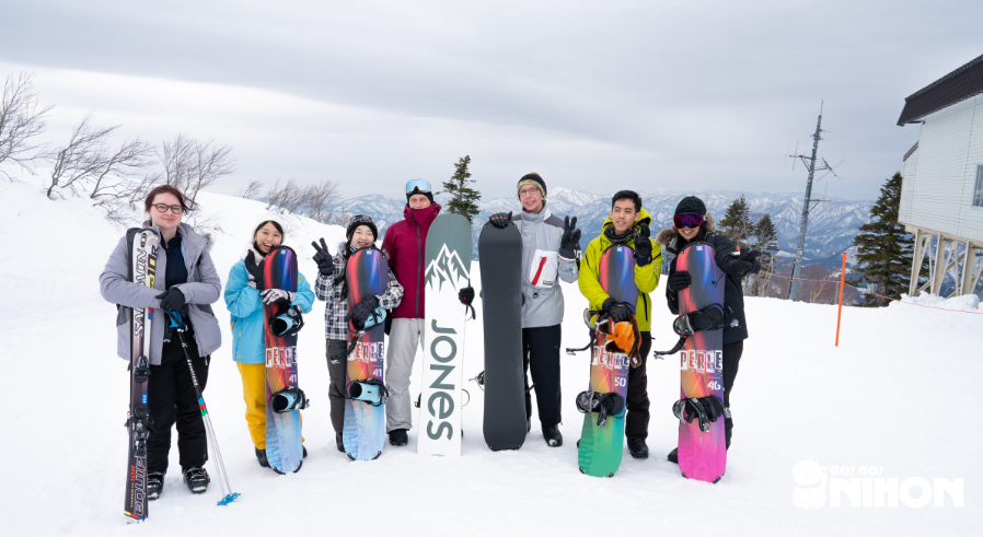 Study Trippers skiing and snowboarding in Akita