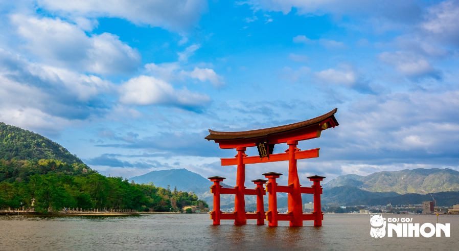 Portão torii vermelho na Ilha de Miyajima, em Hiroshima