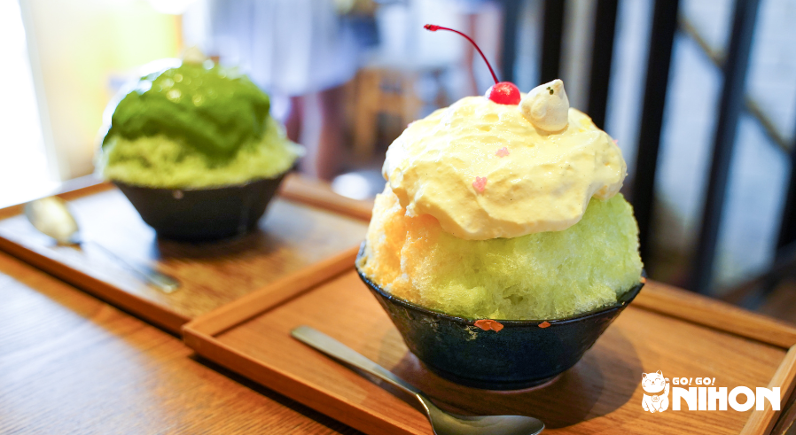 Two bowls of kakigori on a table at a cafe